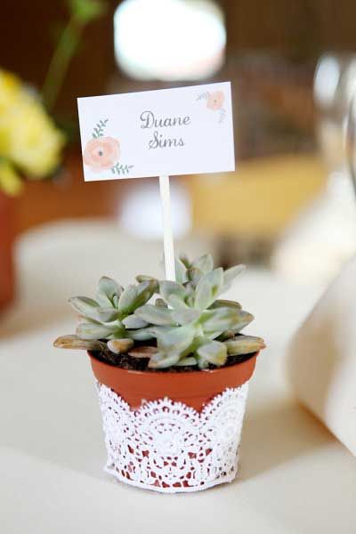 Mini maceta para souvenir con nombres de novios