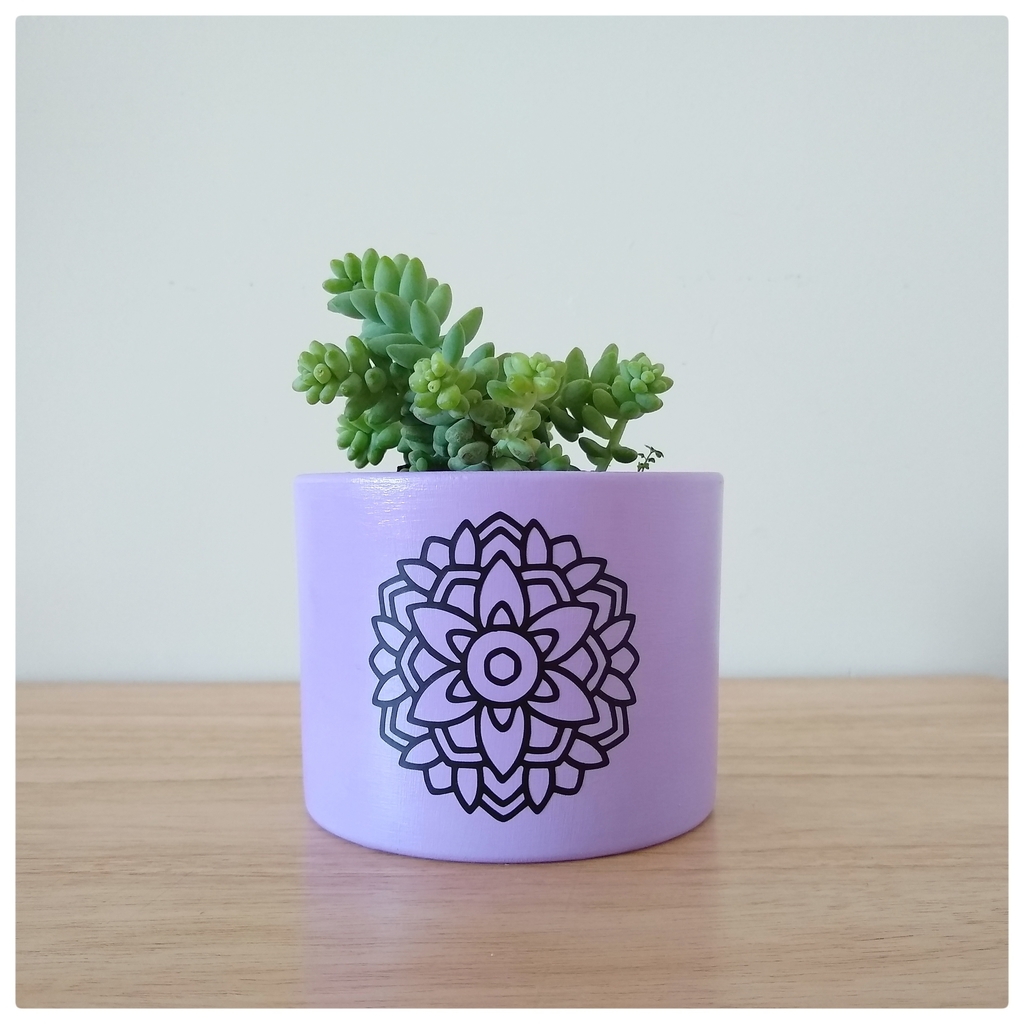 Mini maceta lila con mandala negro