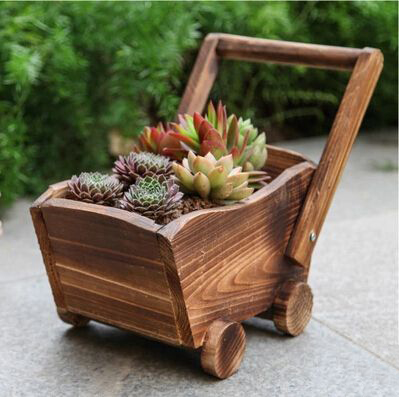 Mini maceta de madera con forma de carrito